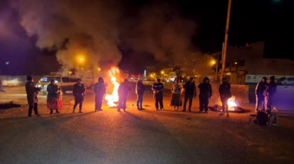 Carretera a Copacabana permanece bloqueada por choferes que exigen combustible