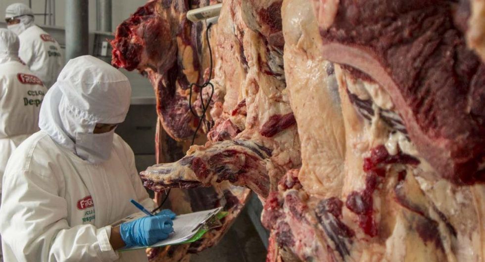 Gobierno rehabilita la exportación de carne tras acuerdo para incrementar la oferta en el mercado interno 