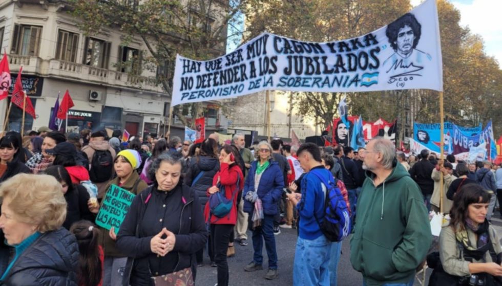 Marchan en Argentina contra el ajuste de Milei