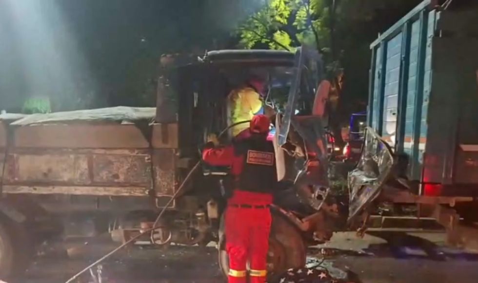 Una triple colisión dejó a un hombre atriccionado en una volqueta 