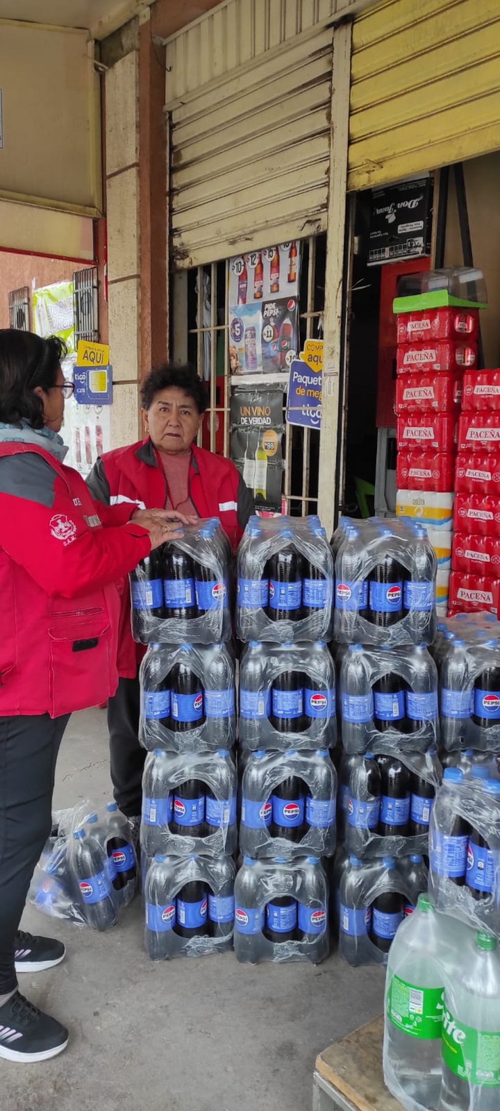 Decomisan 15 paquetes de soda vencida en una tienda en Tarija