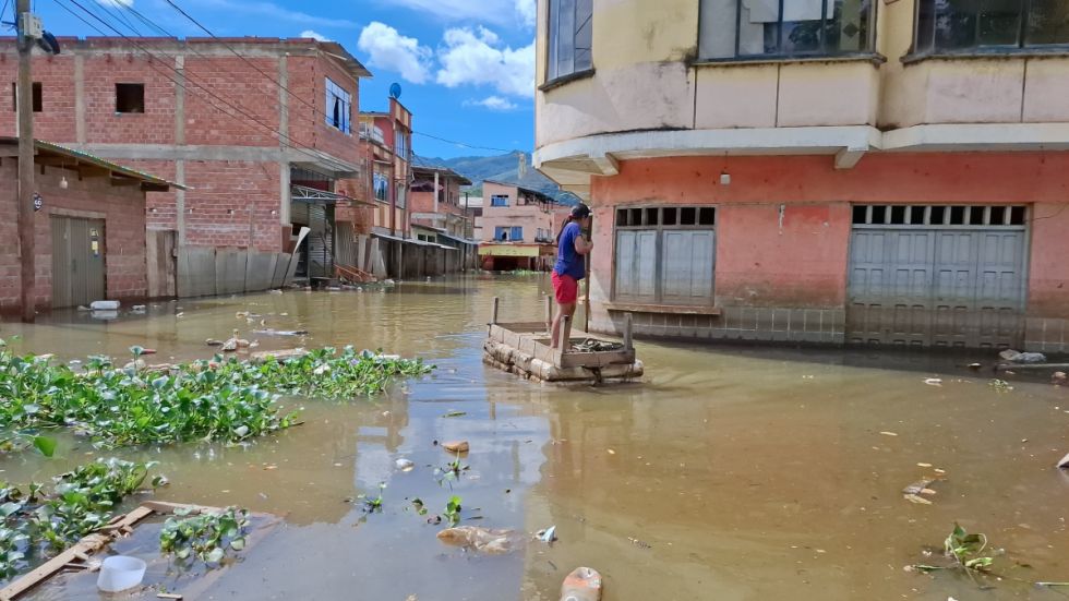 Las personas construyen balsas artesanales para trasladarse y llegar a sus casas. 
