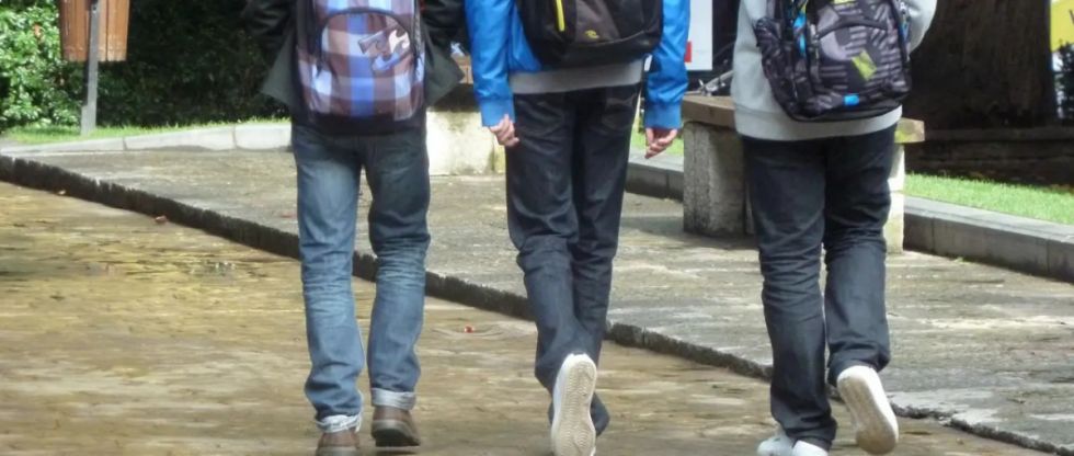 Un profesor sorprende a tres estudiantes portando un arma de fuego dentro del aula