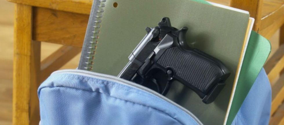 Caraparí: Policía decomisa un arma de fuego en un colegio