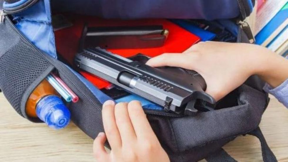 Investigan cómo 3 escolares obtuvieron un arma de fuego