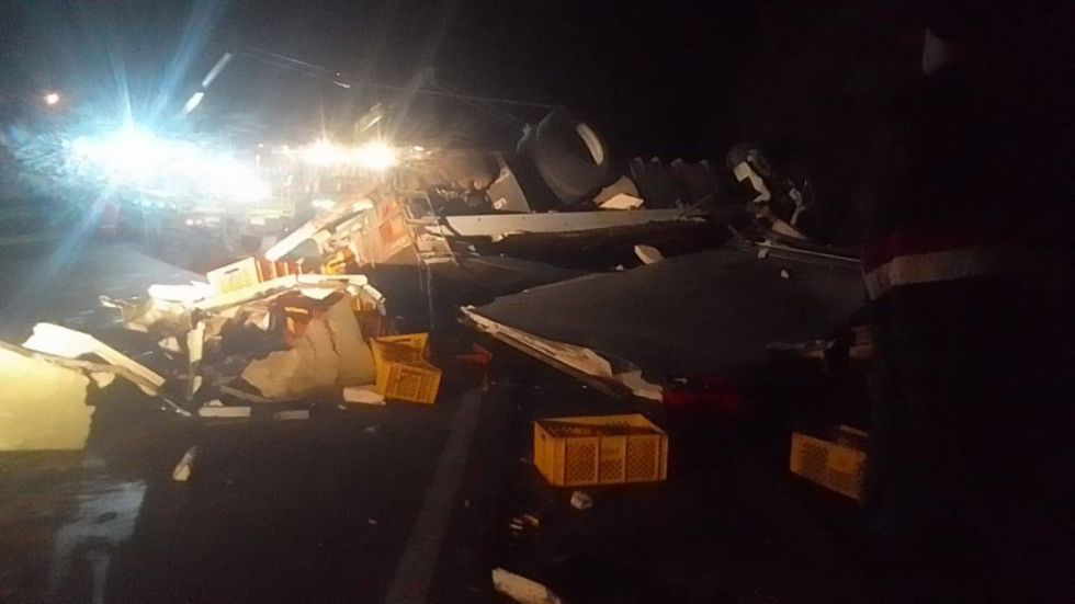 Reportan dos heridos tras vuelco de camión con pollo en la ruta Tarija-Santa Cruz