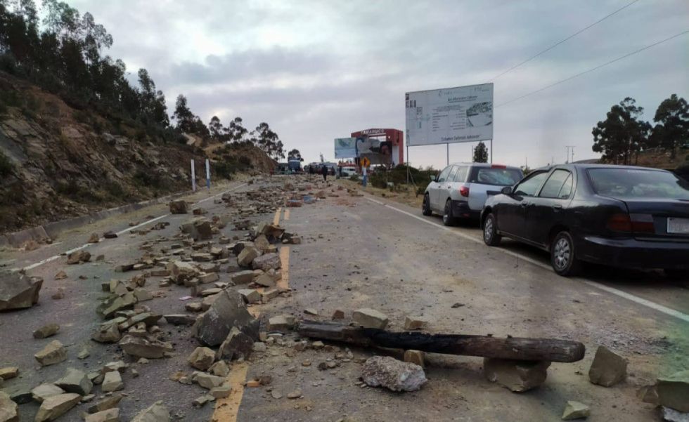 Persisten dos bloqueos que complican el tránsito hacia Sucre y Tarija