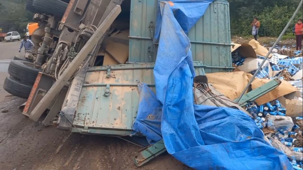 Camión con mercadería vuelca en la ruta Palos Blancos - Entre Ríos