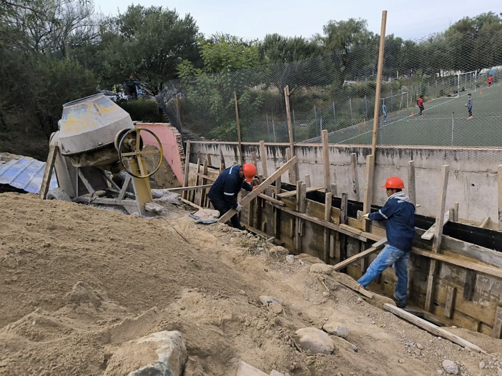 Construyen muro en la Unidad Educativa Tarija 1