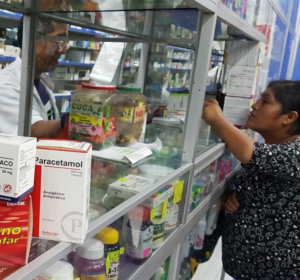 Vecinos exigen mayor control al precio de los medicamentos