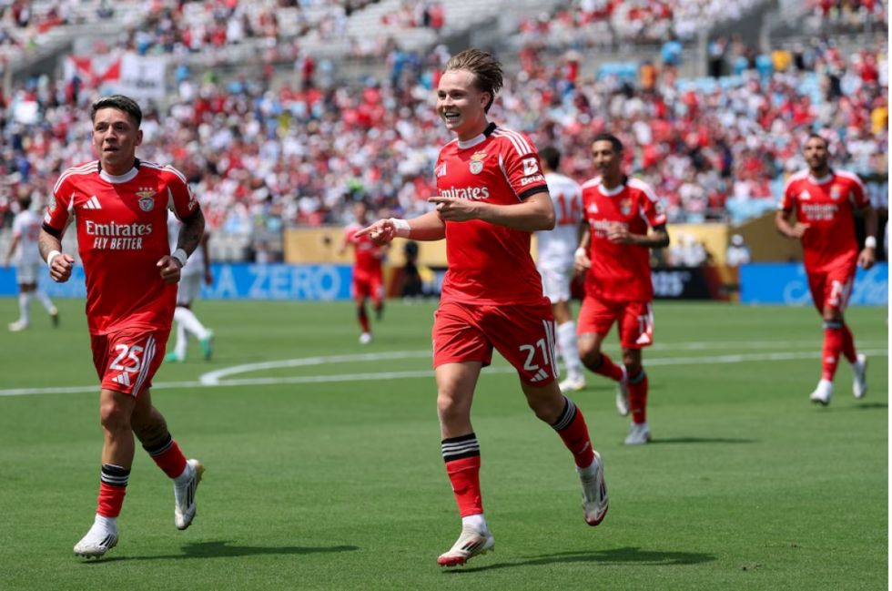 Benfica le ganó al Bayern Múnich, se clasificó como primero y eliminó a Boca 