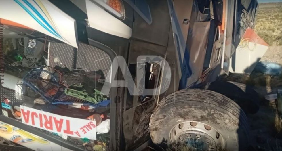 Vuelca bus Villa del Norte que transitaba la ruta La Paz-Tarija