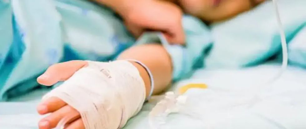 Madre mezcló veneno con té de manzanilla y se lo dio a sus tres hijos