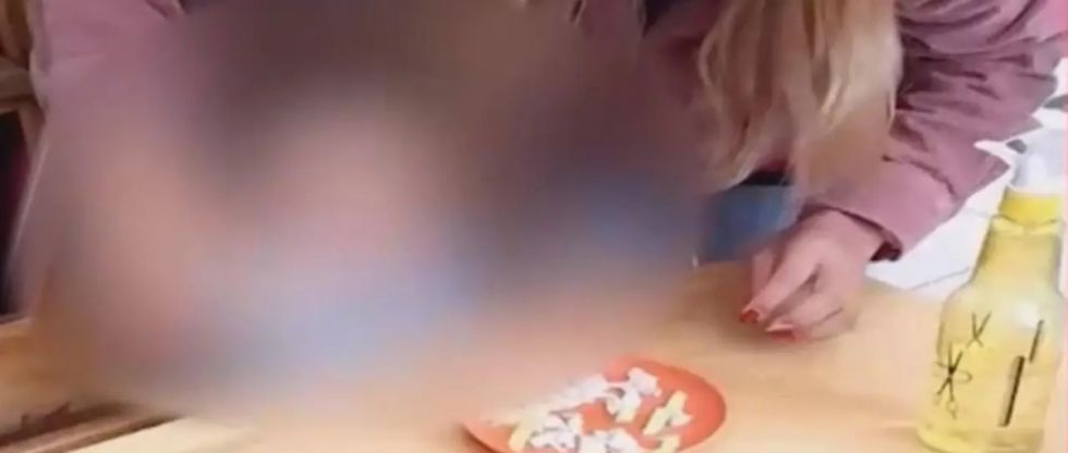 Incluso con “vomito tenía que comer”: Detienen a directora de una guardería acusada de agredir a niños