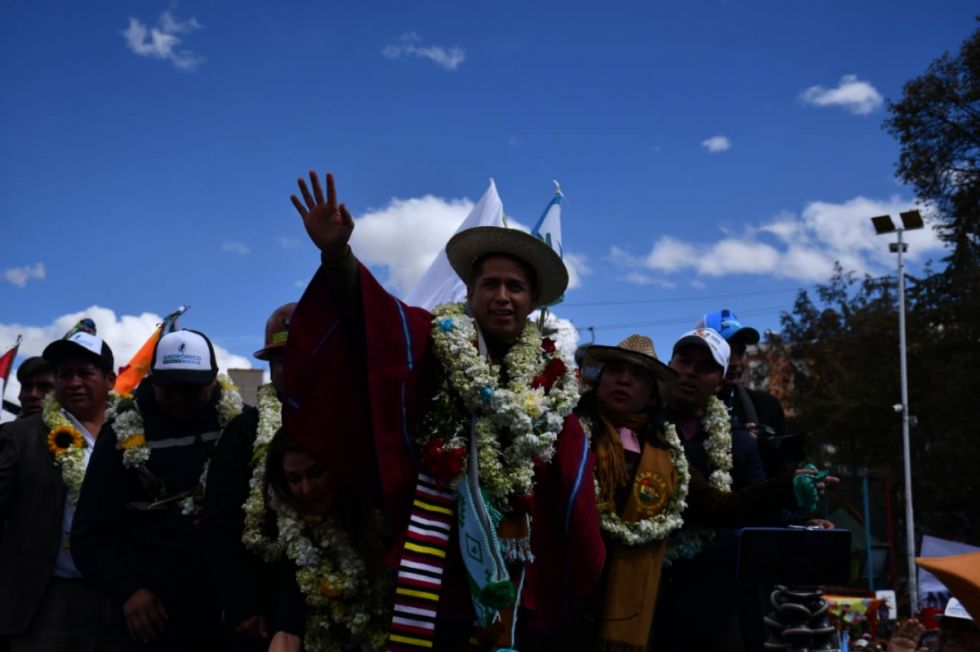 ¿Mal augurio? Ofrenda a la pachamama explota en plena proclamación de Andrónico (Video)