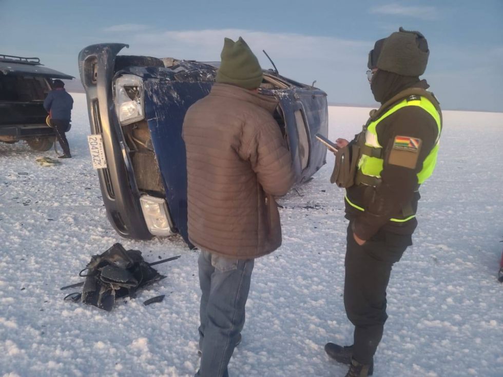 Por tomarse una foto conduciendo, una turista muere en Uyuni 