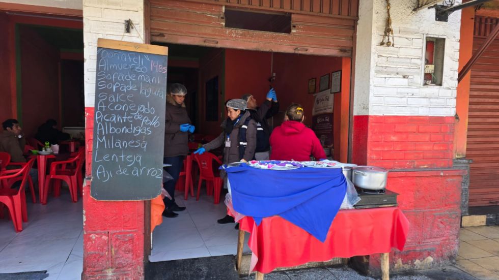 Verifican locales de comida en la avenida La Paz tras denuncia por presencia de cucarachas