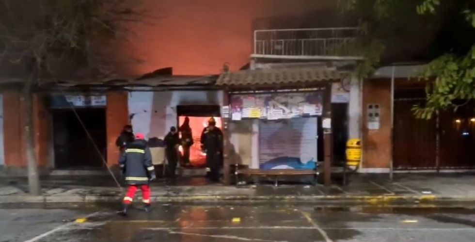 Incendio de gran magnitud en El Tejar deja al menos tres tiendas afectadas