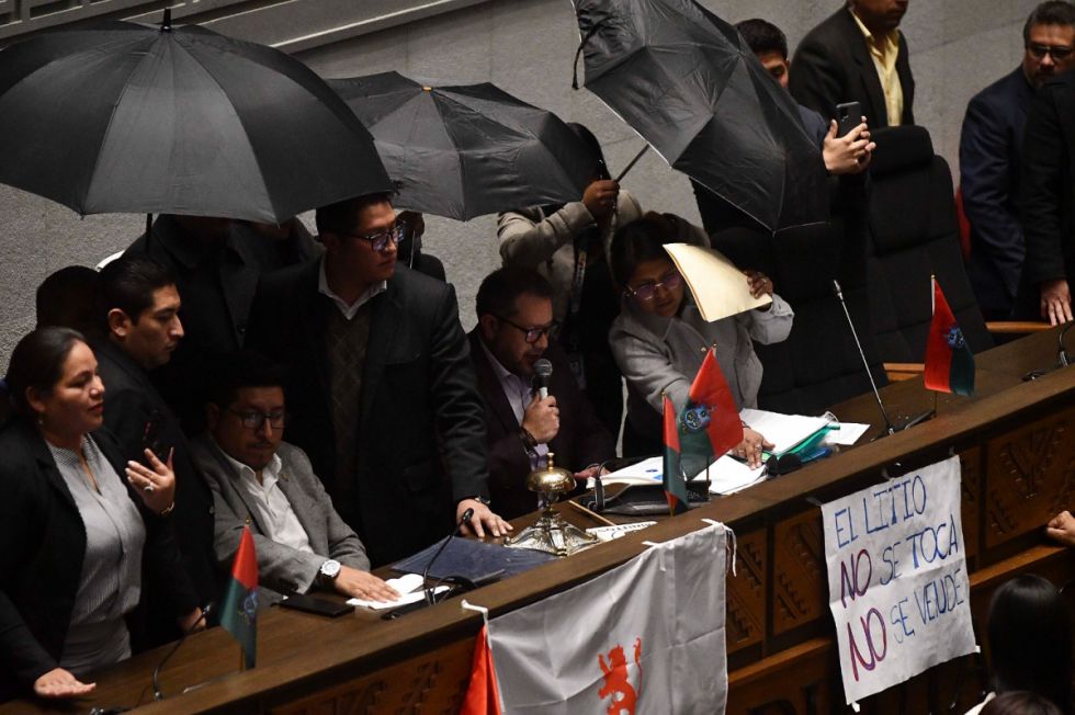Tensa sesión por los contratos de litio, diputados lanzan agua al Ministro de Hidrocarburos 
