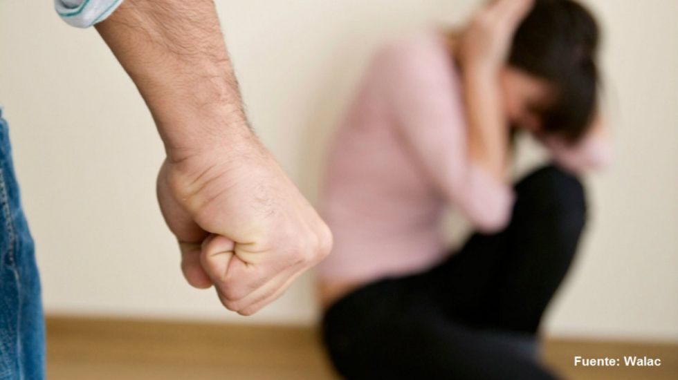 Fingió desmayarse para que su ex deje de golpearla