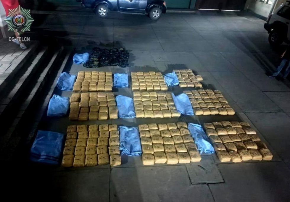Policía intercepta camioneta repleta de paquetes de droga en Vinto