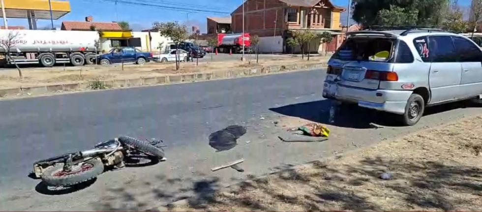 Motociclista resulta gravemente herido tras colisionar con un miniván