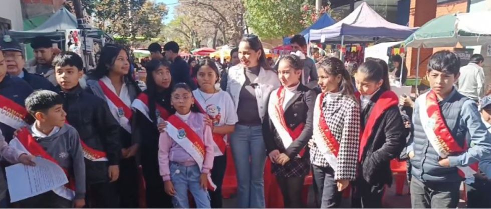 Autoridades infantiles junto a la concejal Nushenka Gaite