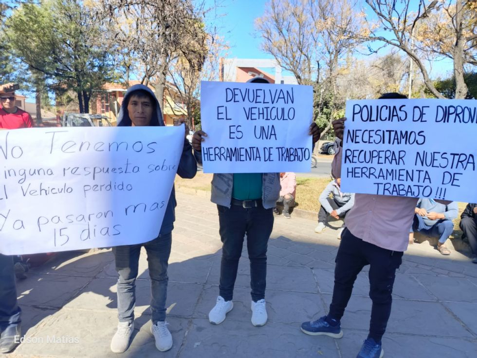 Propietarios de vehículos protestan contra Diprove por aumento de robos en Tarija