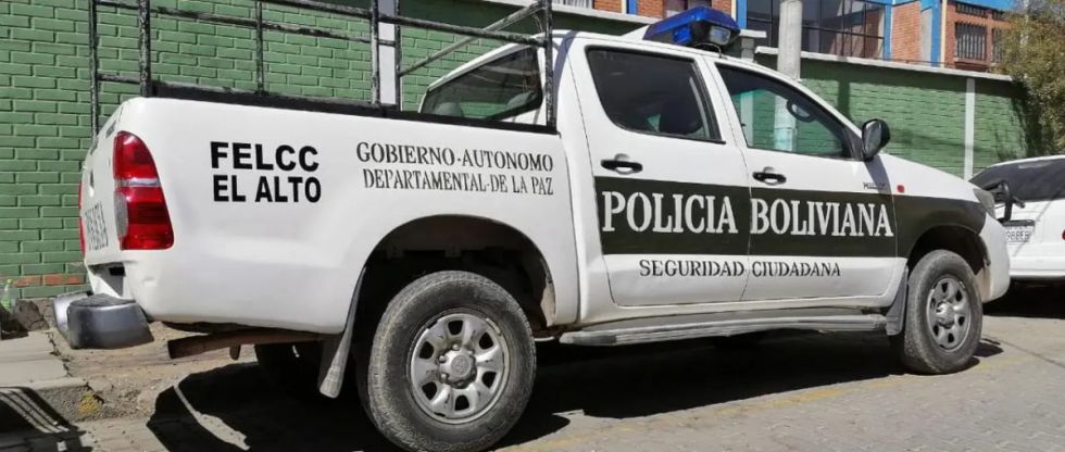 Hallan a una mujer sin vida al costado de un camino de tierra