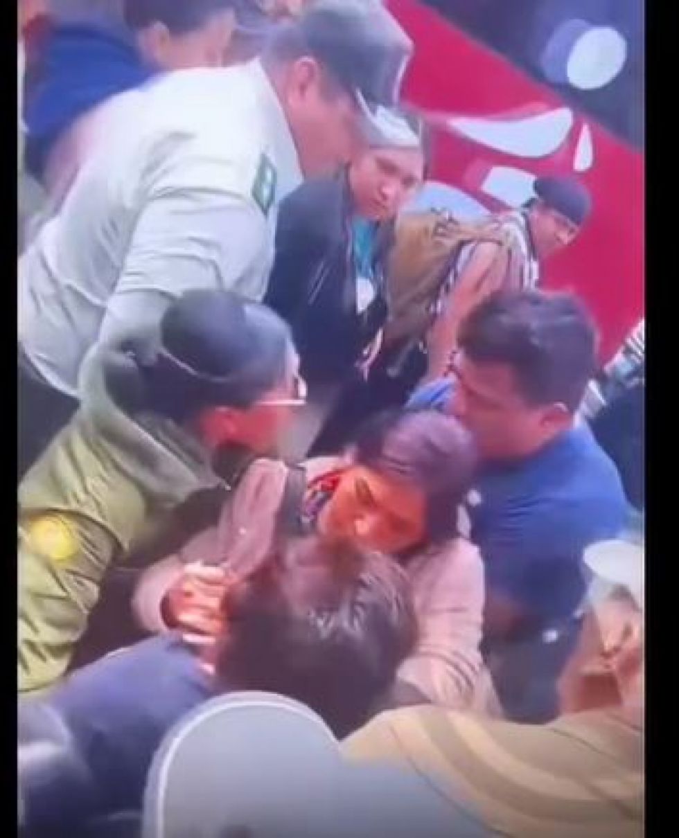 En Bermejo, desnudan y exhiben a mujer acusada de robo; la Policía intervino