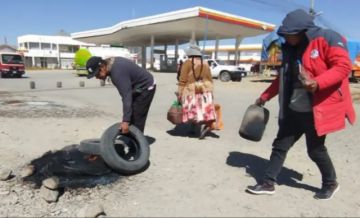 Choferes bloquean la ruta El Alto - Viacha por la escasez de diésel