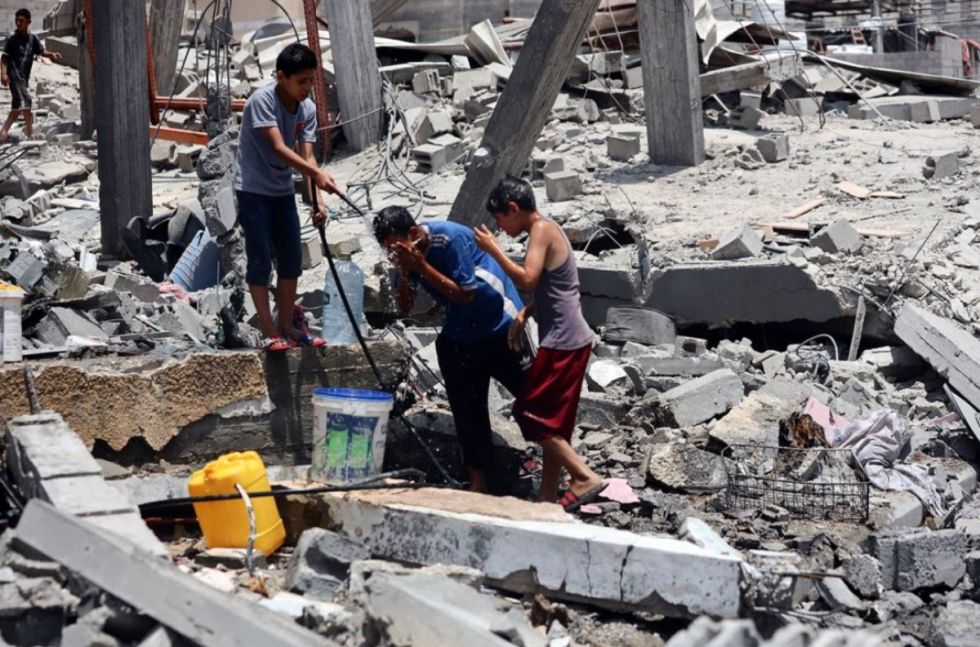 Misil israelí mata  a niños de Gaza  que recogían agua