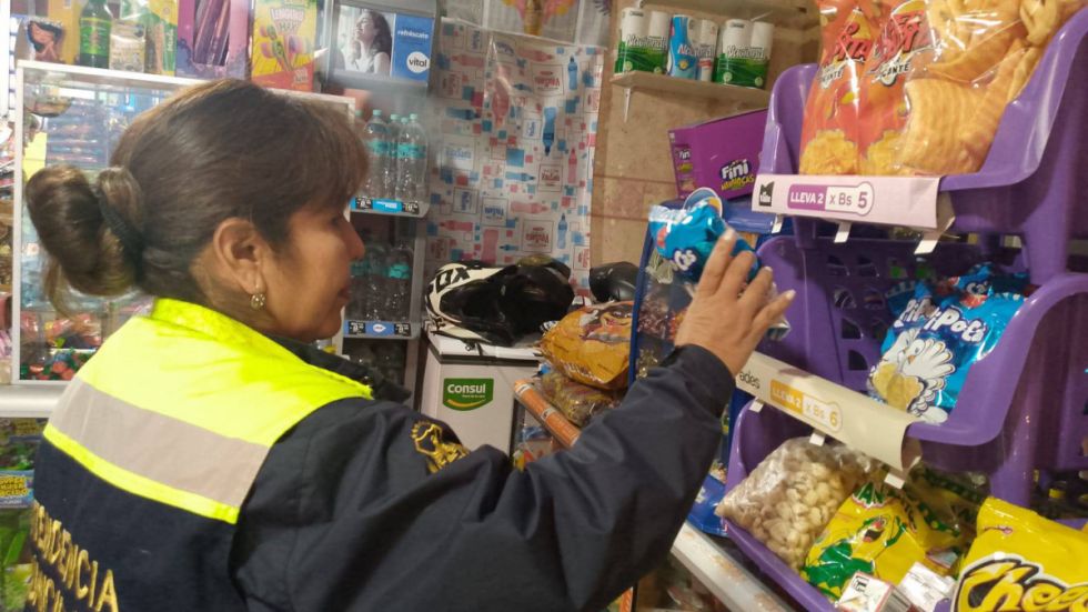 Tiendas vendían productos que se vencieron hace dos años 