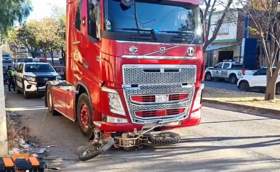 Tarija: Motociclista se salva de ser arrollado y arrastrado por un tráiler 