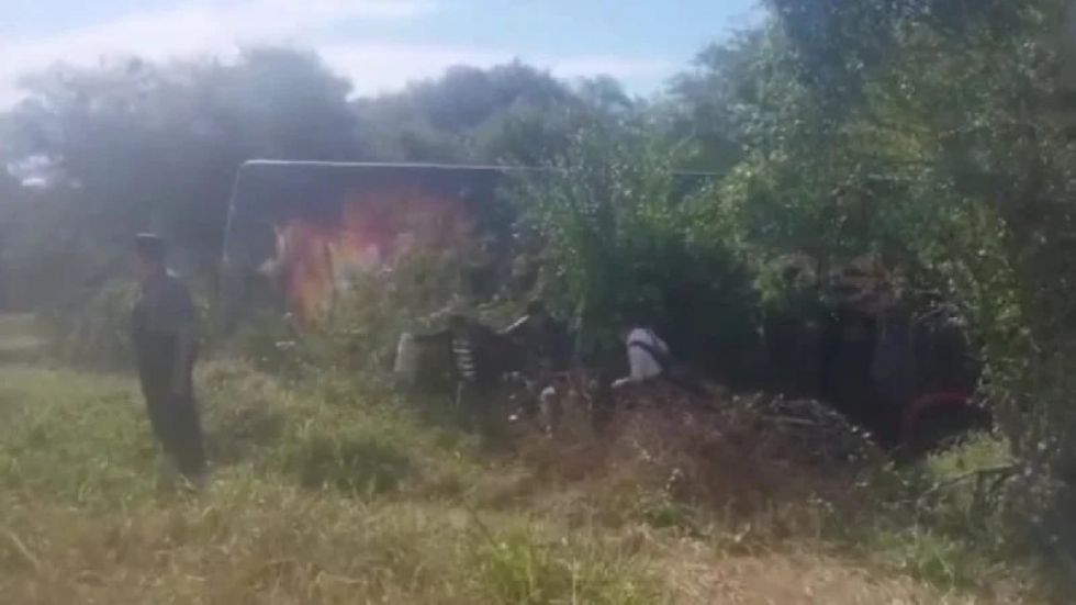 Bus se vuelca al esquivar a una camioneta