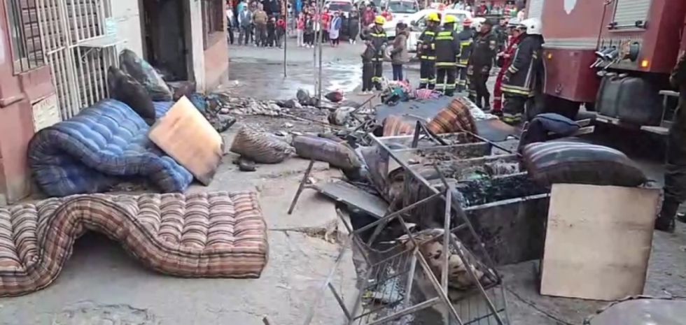 Reportan incendio en una tienda de colchones en la zona del mercado Campesino