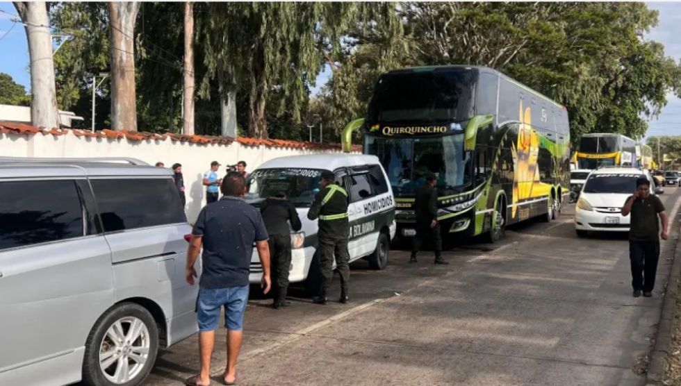 Chofer de bus muere haciendo fila, esperaba cargar diésel en un surtidor 