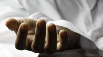 Lo apuñalaron y asfixiaron: Una mujer es investigada por la muerte de su esposo