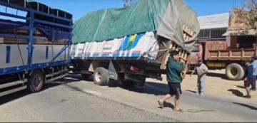 Camión quedó inclinado en medio de la ruta a Tomatitas 