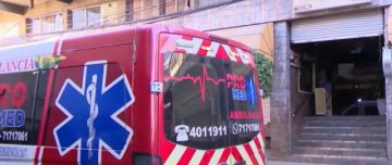 Una mujer cae de un edificio y se electrocuta con los cables de alta tensión 