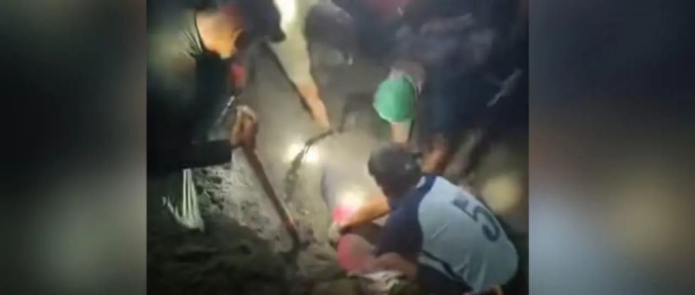 Hombre que buscaba oro es aplastado por un bloque de tierra