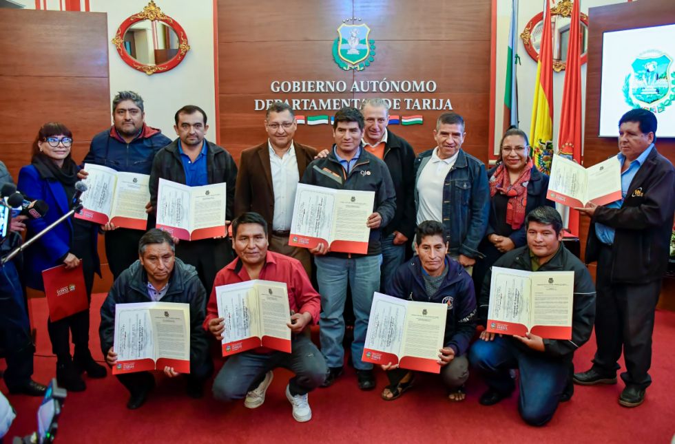 Gobernador entrega personerías jurídicas a 8 asociaciones de transporte