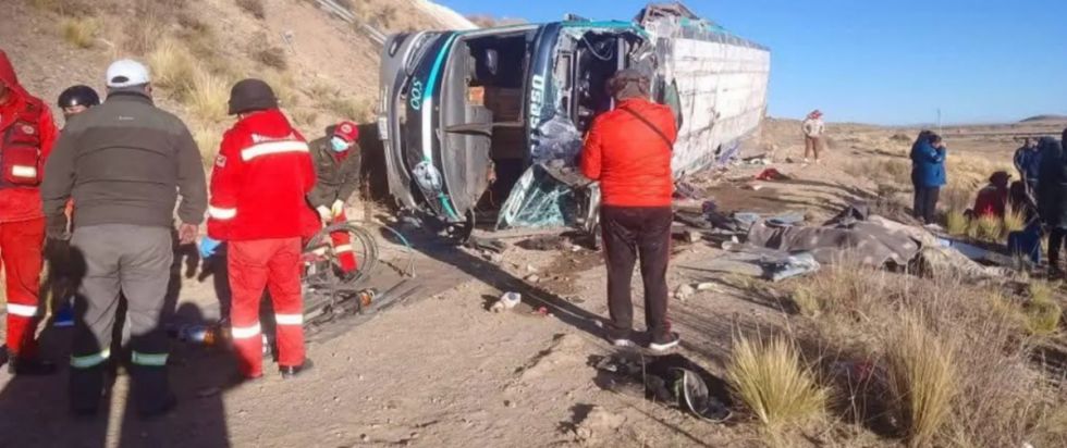Bus que salió de Tarija vuelca en Paria y deja cinco muertos y 16 heridos