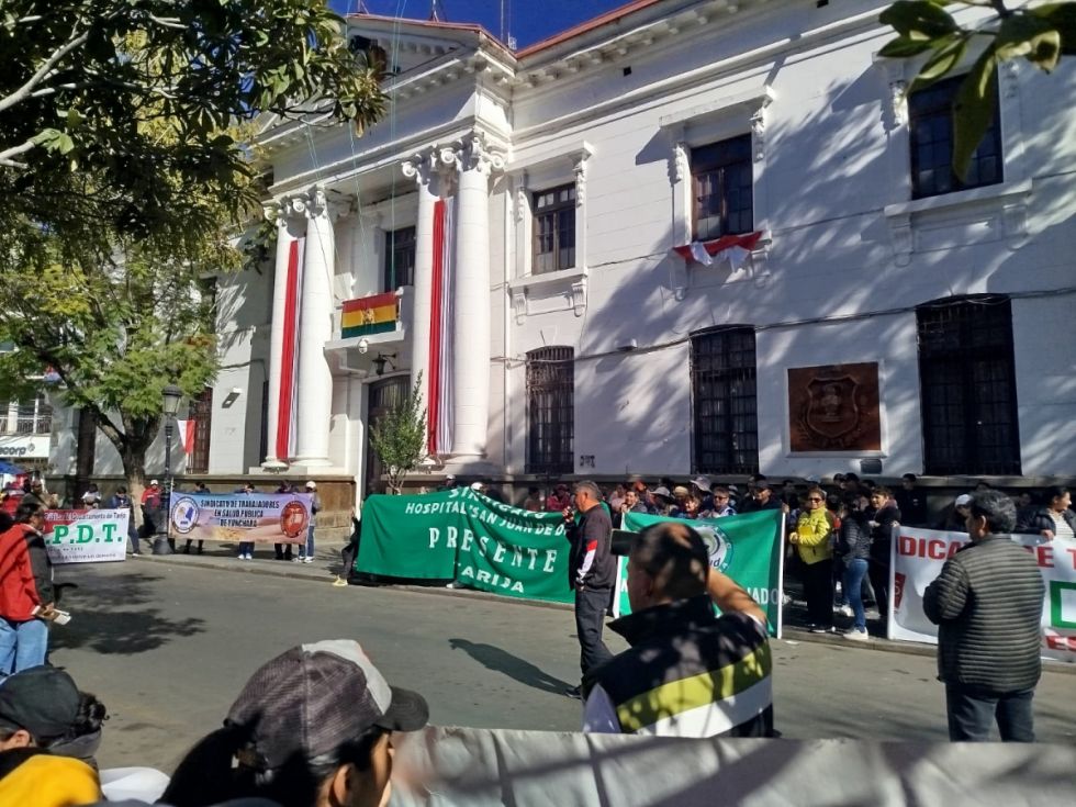 Trabajadores en salud suben la presión, van al paro de 72 horas por el bono vacunación  