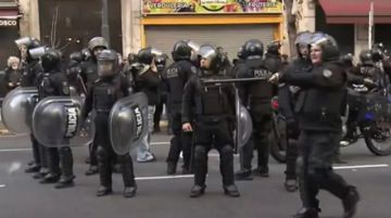 Reportan represión desmedida a jubilados en Argentina 