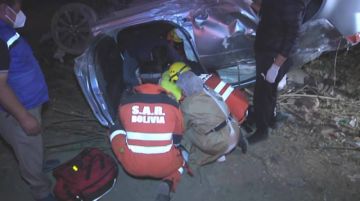 Tras impacto, auto da cuatro vuelcos de campana; el conductor quedó herido
