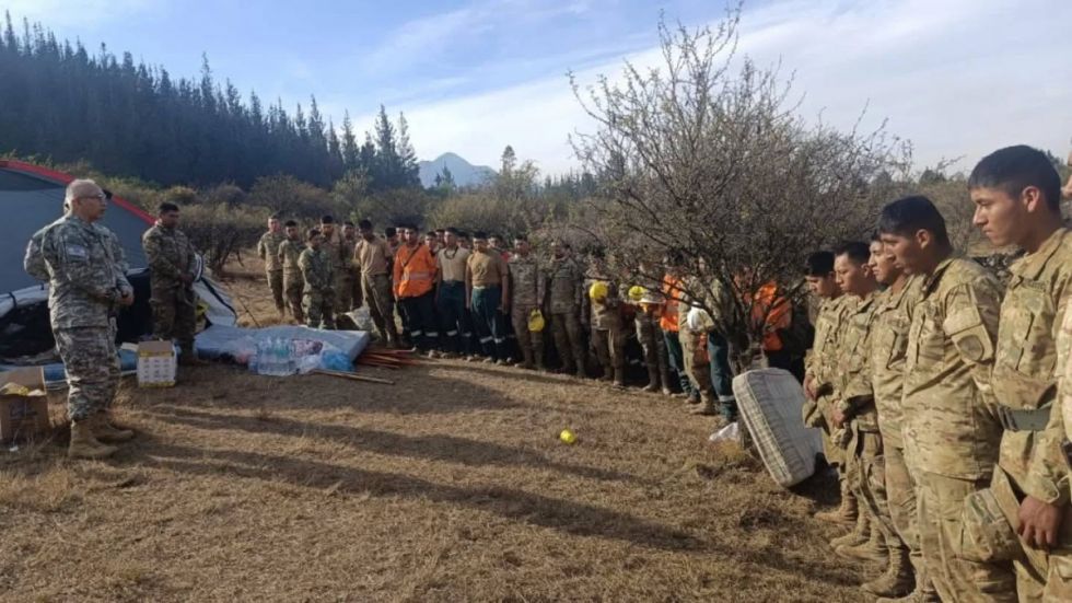 Incendio en Sama: helicóptero, brigadas militares y bomberos voluntarios intensifican la ofensiva
