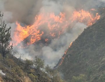 El incendio en Sama moviliza a más de 400 bomberos y apoyo aéreo