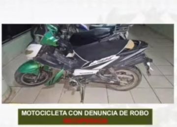 Atrapan a ladrones mientras se llevaban una moto