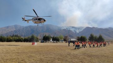 Incendio en Sama: persisten tres puntos de calor, refuerzan combate con más de 200 efectivos y dos helicópteros